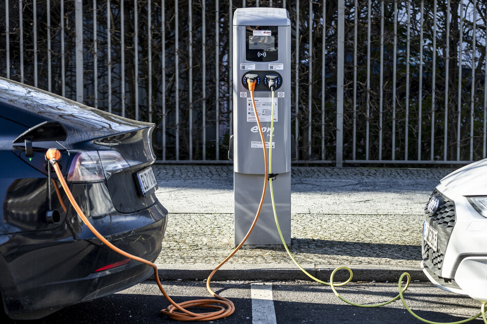 Elektroautos stabilisieren das Stromnetz: Das Stromausspeichern aus E-Autos rückt näher