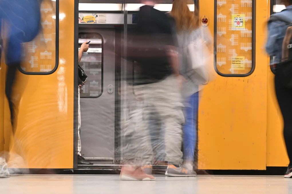 Fahrgäste steigen in eine U-Bahn der BVG ein