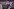 Ikkimel performt vor einem Banner mit den Worten 