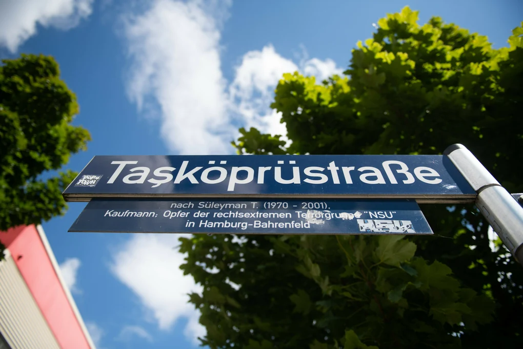 Das Straßenschild "Tasköprüstraße" ist im Stadtteil Bahrenfeld zu sehen.