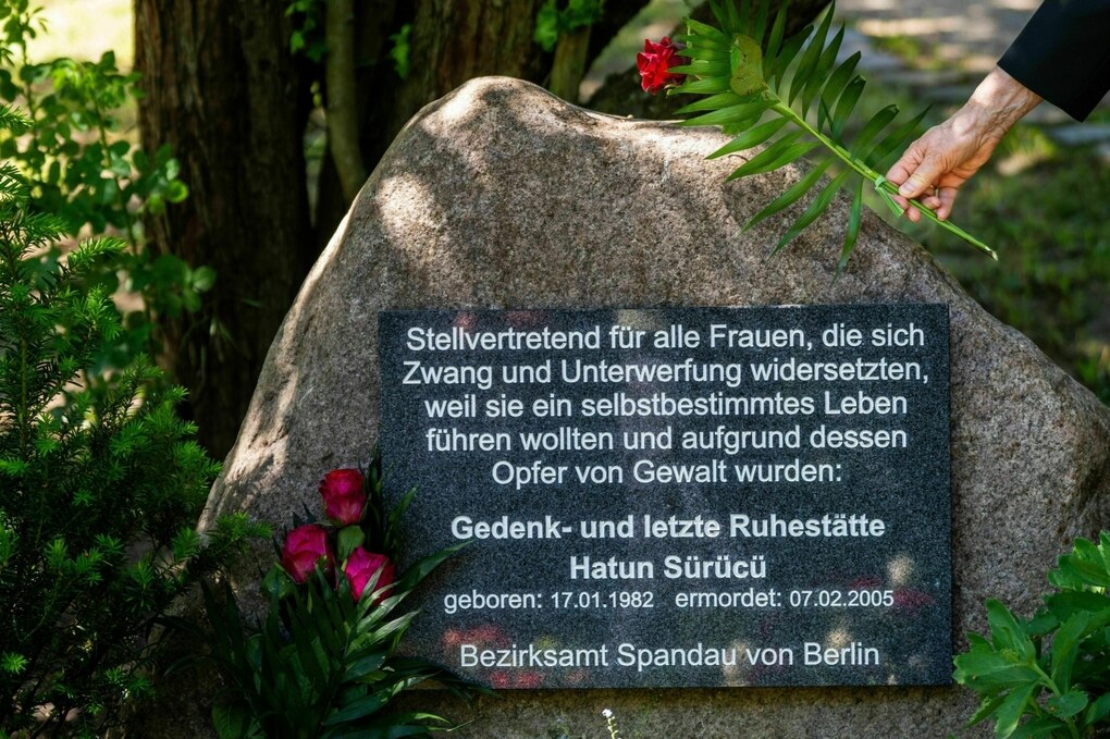 Gedenktafel am Grab von Hatun Sürücü