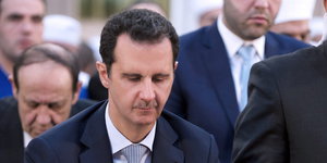 Syriens Machthaber Assad mit geschlossenen Augen