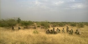 Soldaten im hohen Gras