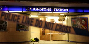 Schild der U-Bahn-Station Leytonstone Station, davor Polizeiflatterband