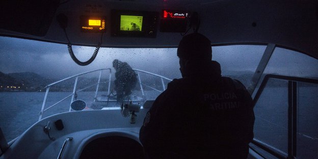 Blick durch Frontscheibe eines Frontexschiffes