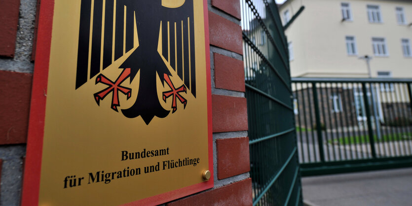 Schild des Bundesamtes für Migrations und Flüchtlinge