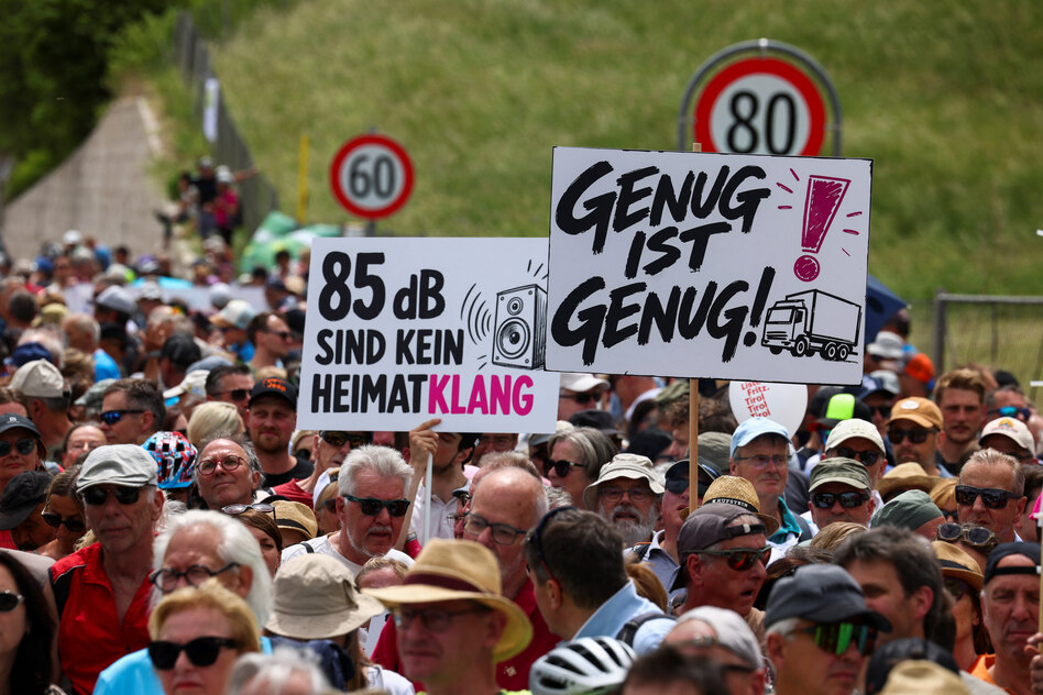 Mit Bahn und Rad zur Autobahn-Demo: Tausende bei Protest gegen Verkehrsflut am Brenner