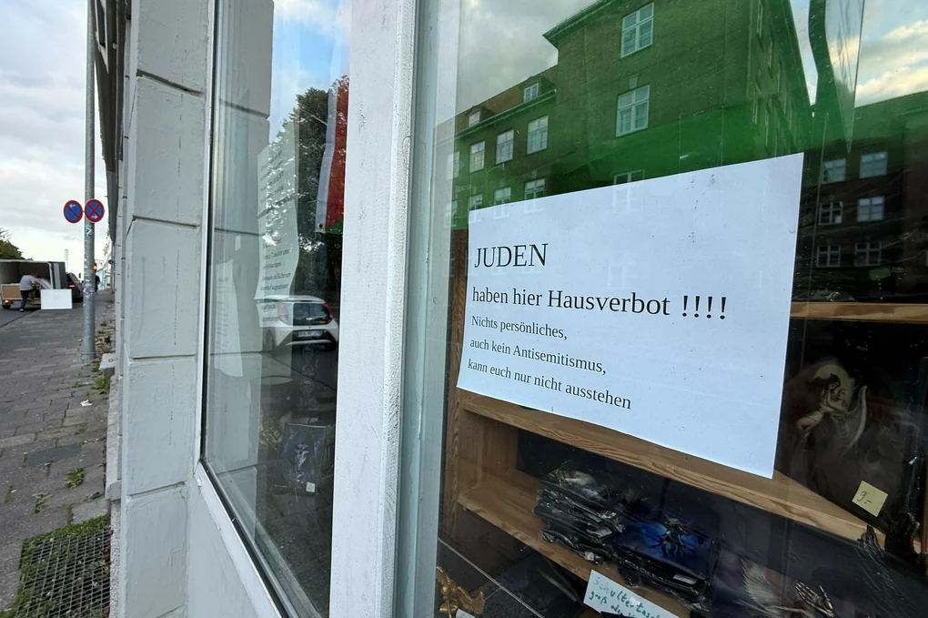 Ein Schild im Schaufenster teilt mit, Juden sei der Zutritt zum Laden verwehrt, das sei aber nicht antisemitisch gemeint