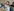Mohammad Abu Mohsen sitzt auf einer Schulbank und folgt dem Unterricht