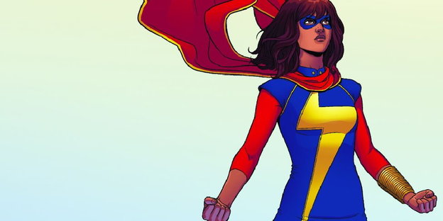 Ms. Marvel im blauen Superheldinnenkostüm mit gelbem Blitz auf der Vorderseite und obligatorischem roten Umhang