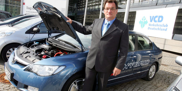 Der VCD-Sprecher Gerd Lottsiepen steht vor dem Sieger der Umweltliste 2006/2007, einem Honda Civic Hybrid.