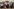 Viele Menschen haben sich für ein Gruppenfoto aufgestellt