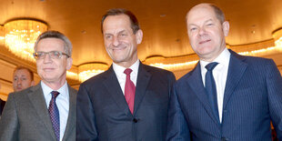 Thomas de Maizière, Alfons Hofmann und Olaf Scholz stehen nebeneinander