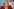 Eine Frau spricht zu Vertreter:innen der Presse