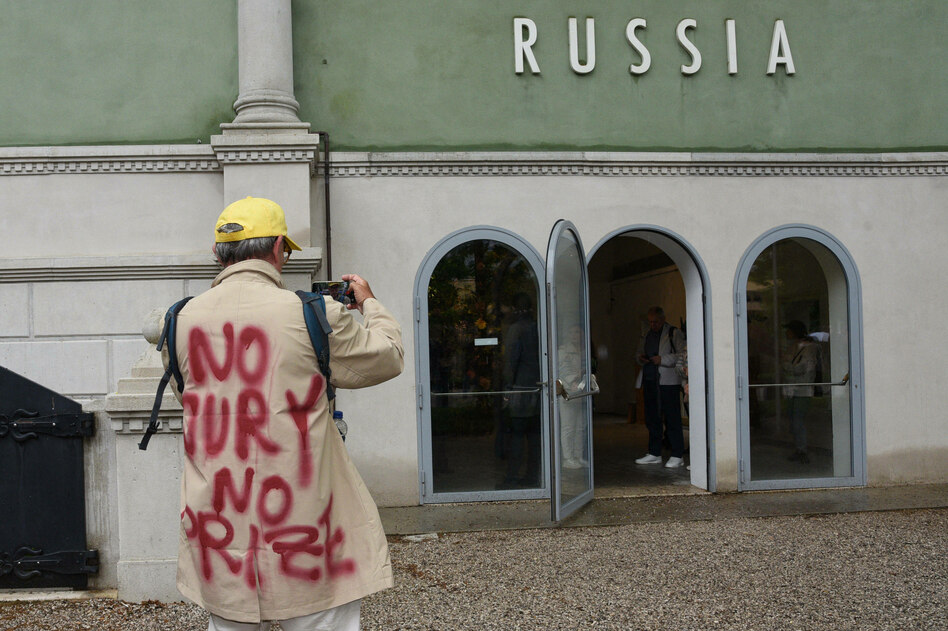 Weitere Proteste auf Venedig Biennale: Es wird geächzt