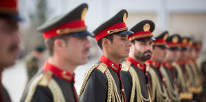 Afghanische Soldaten in Uniform stehen in einer Reihe