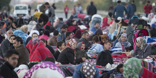 Flüchtlinge erwachen auf einer Autobahn in der Nähe von Istanbul