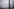 Brandenburger Tor im Nebel, im Vordergrund eine Statue