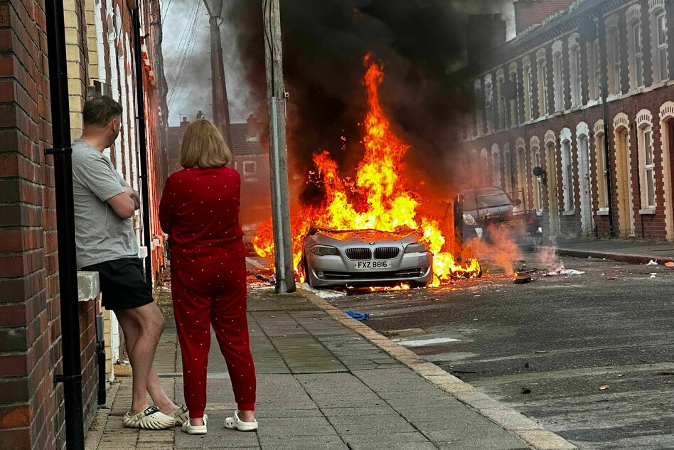 Rassistische Randale in Belfast: Autos, Busse und Häuser bre