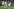 Irakischer Spieler an Ball von drei bolivianischen Spielern umringt
