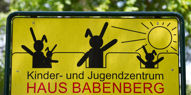 Schild vor einem Haus der Haasenburg GmbH