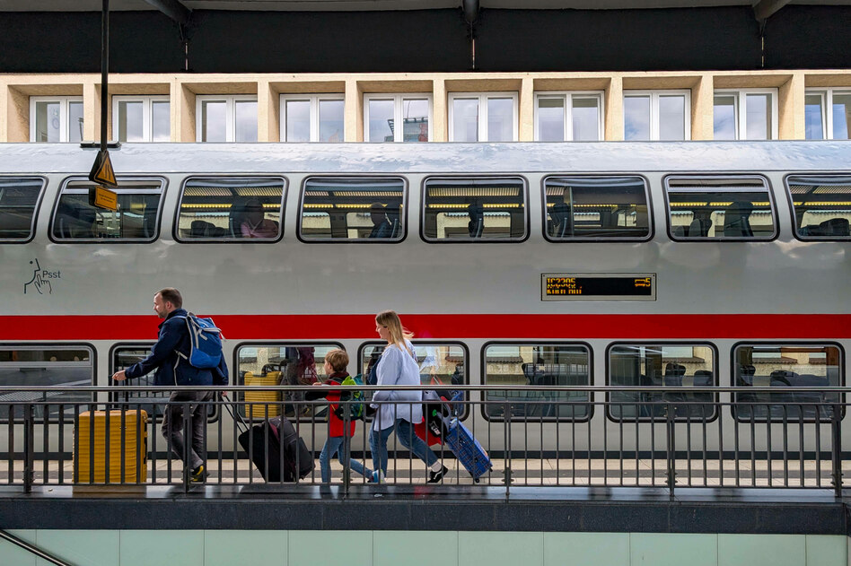 Familienticket der Deutschen Bahn: Höchstens zwei Erwachsene, mindestens ein Kind, 99 Euro