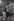 Die Künstlerin Marisol steht zwischen den Skulpturen der Gruppe "La visita" von 1964
