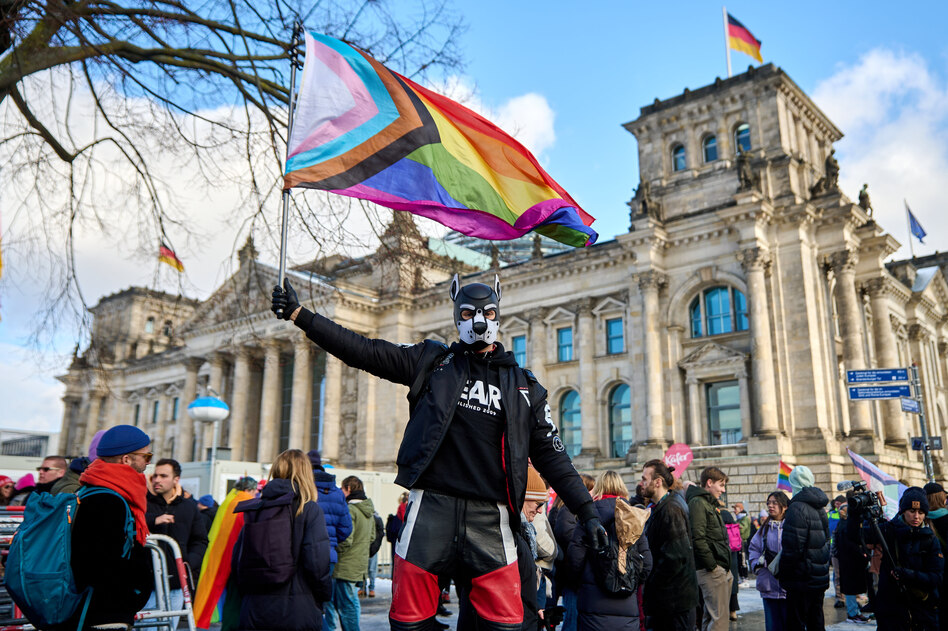 KI in Medien, Queerfeinlichkeit, WM: Zwei Schritt vorwärts, einer zurück