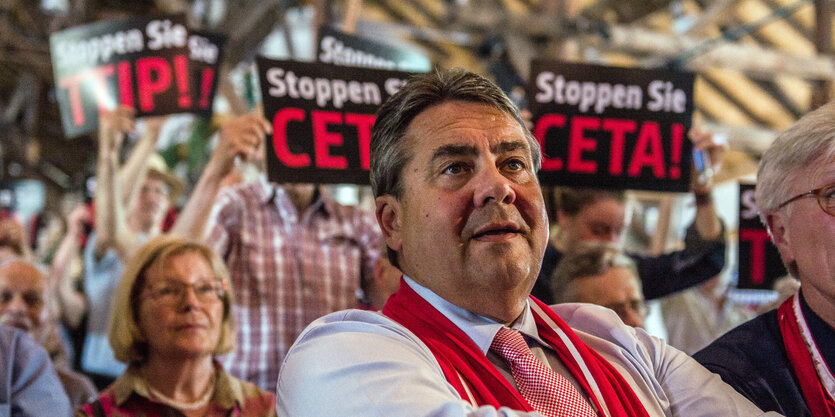 Sigmar Gabriel vor TTIOP_Demonstranten