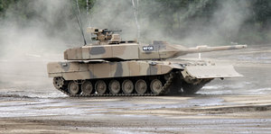 Leopard 2 A7+-Panzer in staubiger Umgebung