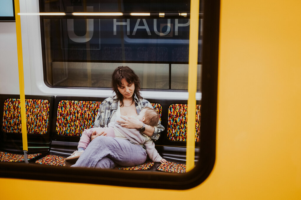 Protestaktion #ichstillwoichwill: Stillende Mutter in der U-Bahn.