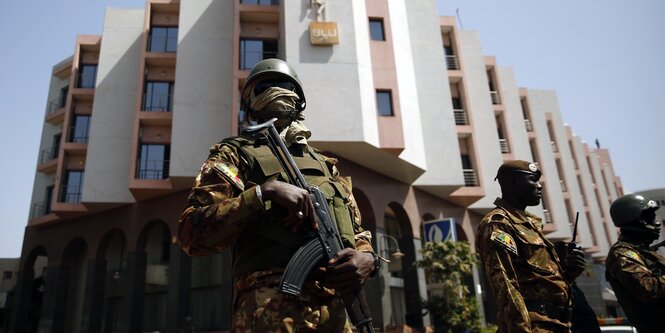 Soldaten vor dem Radisson Blu in Bamako, Mali.