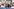 Viele junge Menschen draußen bei der Gegendemo mit Schildern und 