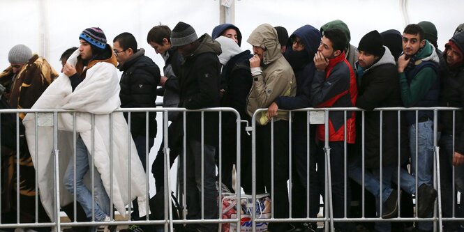 Flüchtlinge warten in einer Schlange vor dem Lageso in Berlin.