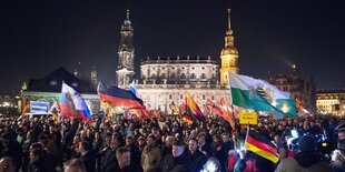 Viele Menschen stehen auf einem Platz