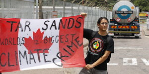 Ein Klimaaktivist mit einer kanadischen Flagge.