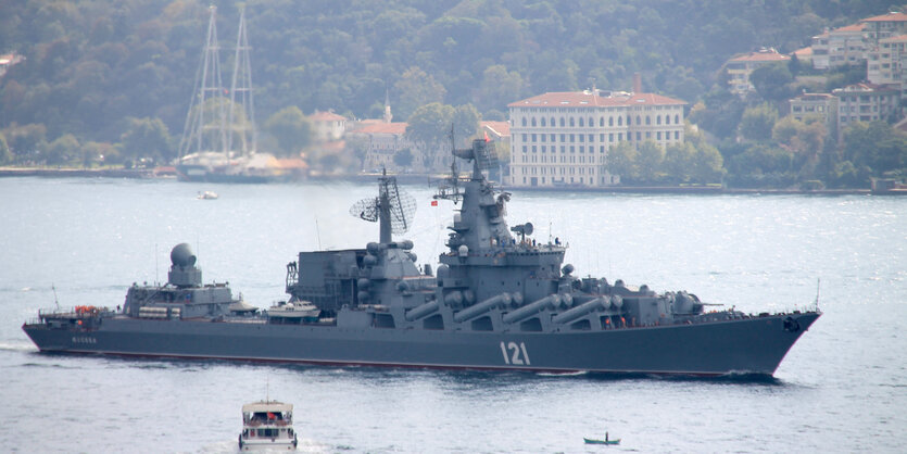 Der russische Lenkwaffenkreuzer «Moskwa» fährt bei Istanbul durch den Bosporus ins Mittelmeer.