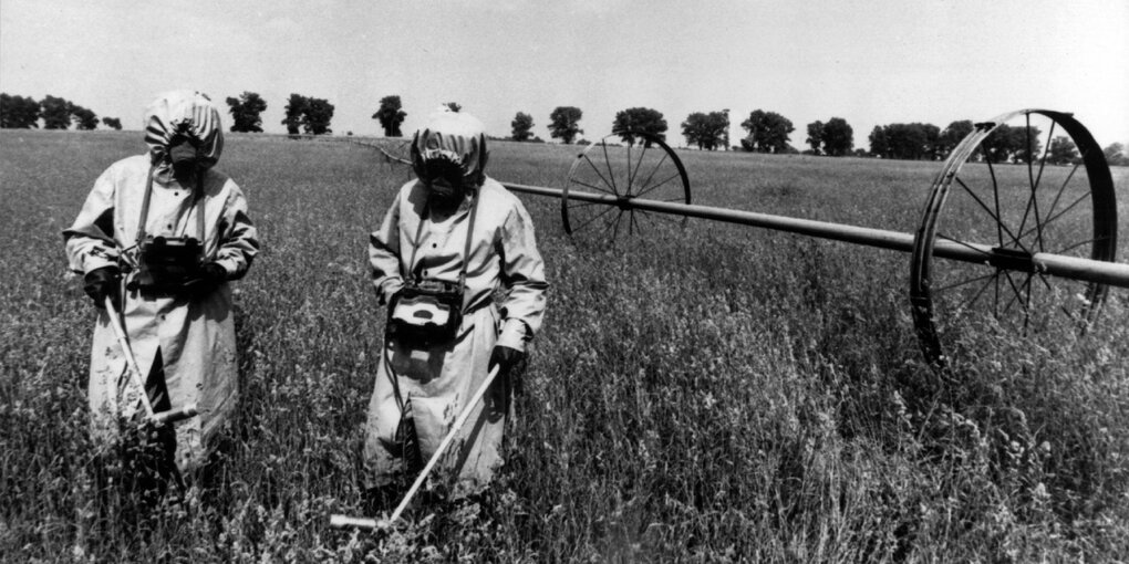 Spezialeinheiten messen auf einem Feld in der Nähe von Tschernobyl im Mai 1986 Radioaktivität.