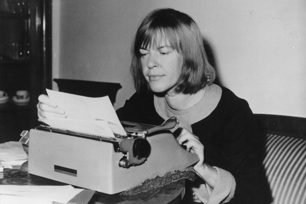 Ingeborg Bachmann sitzt an einer Schreibmaschine