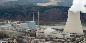 Die Luftaufnahme zeigt die Kernkraftwerke Isar 1 (l) und 2 mit dem Kühlturm nahe Essenbach bei Landshut (Bayern).