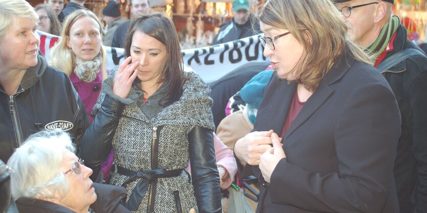 Senatorin spricht mit Demonstranten