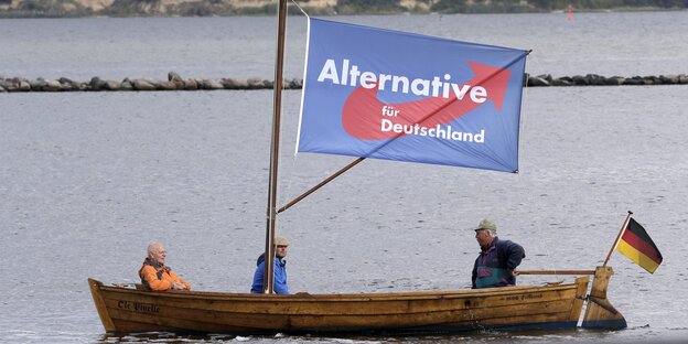 Ein Boot mit Anhängern der AFD und gehisster Flagge.
