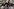 Drei Teenager mit blondierten Haaren
