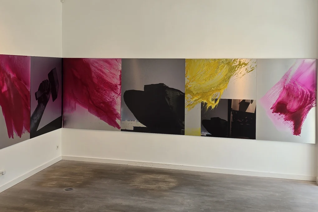Ansicht einer Galerie, in der Schwarz-Weiß-Drucke und dicke Farbaufträge nebeneinander hängen