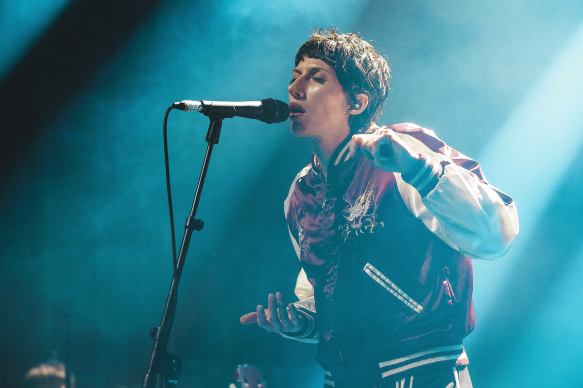 Konzert-von-S-ngerin-Aldous-Harding-Wortkarg-schwankend-exzentrisch