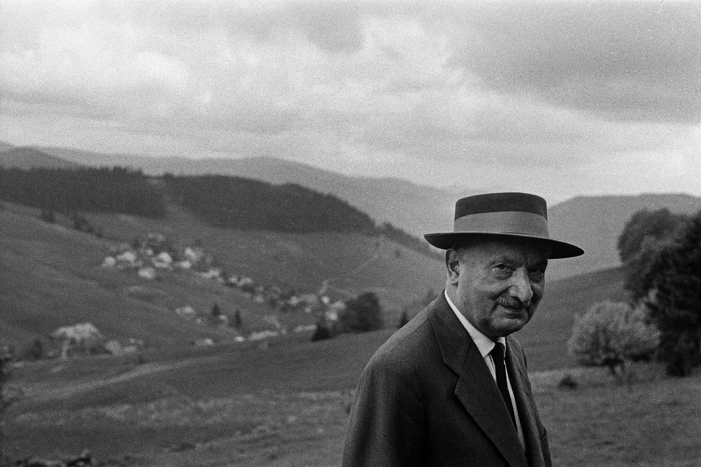 Historische Aufnahme von Martin Heidegger vor der Kulisse des Schwarzwalds