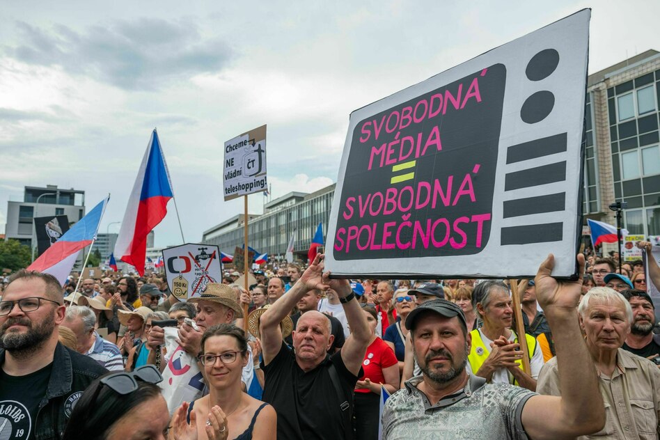 Medien-Generalstreik in Tschechien: Schwarze Fahnen, leere Schreibtische