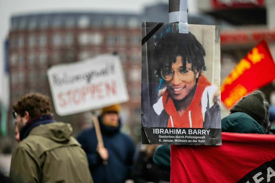 Prozess wegen tödlicher Polizeigewalt: Neun Polizisten wegen lebensgefährlicher Fixierung angeklagt