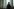 Eine Person steht am Fenster und schaut heraus