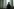 Eine Person steht am Fenster und schaut heraus